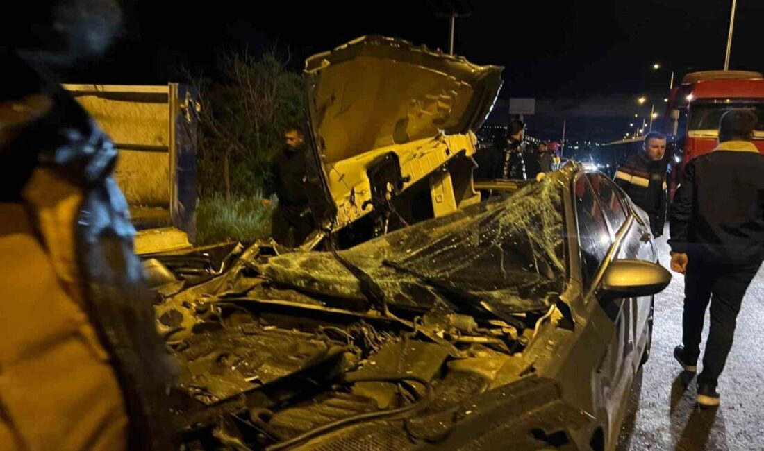 Kilis’te park halindeki tıra arkadan çarpan otomobilde bulunan 2 kişi