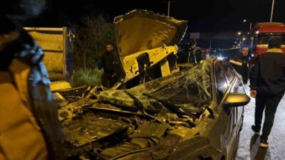 Kilis’te park halindeki tıra arkadan çarpan otomobilde bulunan 2 kişi