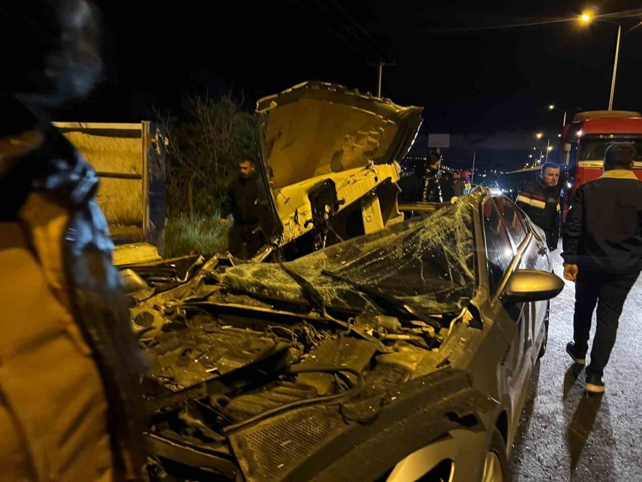 Kilis’te park halindeki tıra arkadan çarpan otomobilde bulunan 2 kişi