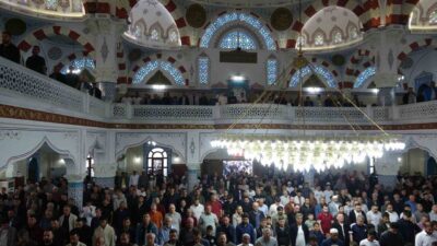 Kilis’te Kurban Bayramı sabahı vatandaşlar camilere akın etti. Bayram namazını