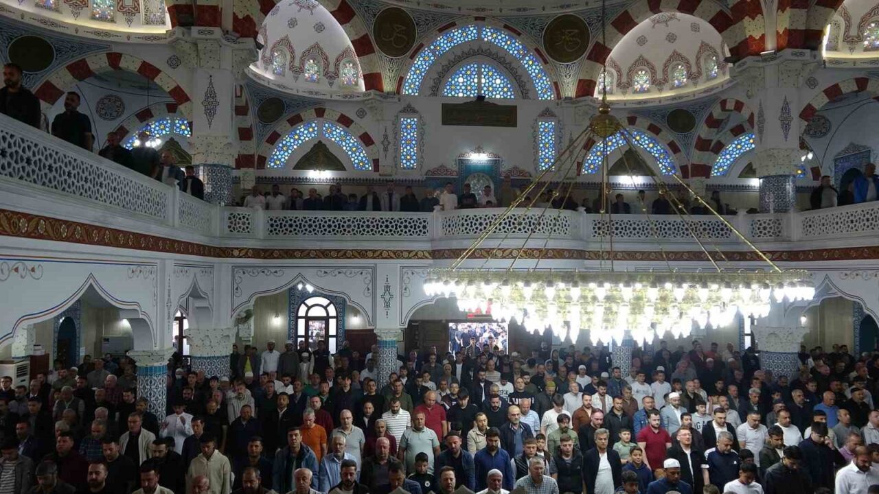 Kilis’te Kurban Bayramı sabahı vatandaşlar camilere akın etti. Bayram namazını