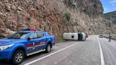 Kilis’te kontrolden çıkan minibüsün devrilmesi sonucu 2 kişi yaralandı. Edinilen