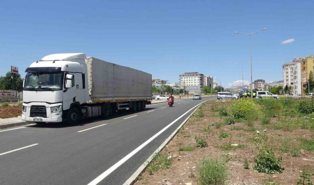 Kilis’te tır ile motosikletin çarpıştığı kazada 2 kişi ağır yaralandı.
