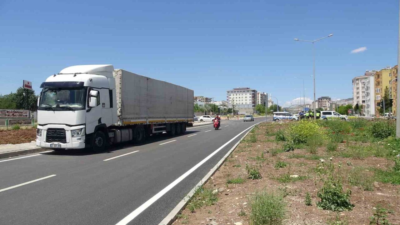 Kilis’te tır ile motosikletin çarpıştığı kazada 2 kişi ağır yaralandı.