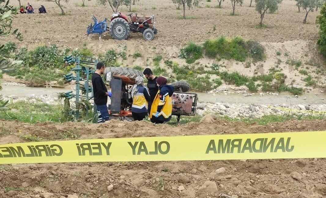 Kilis’te tarlada sürüm yapan traktörün devrildiği kazada sürücü hayatını kaybetti.