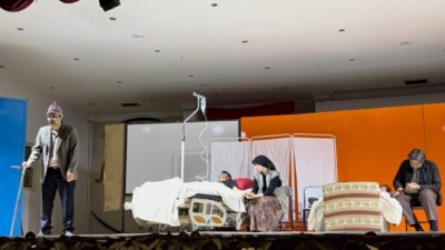 Pamukkale Halk Eğitimi Merkezi Tiyatro Topluluğu’nun sahnelediği “Kırık Işıklar” adlı