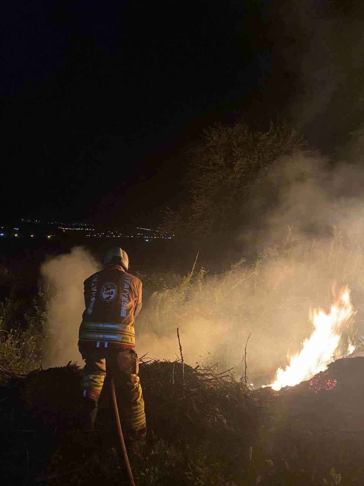 Hatay’ın Kırıkhan ilçesinde bahçede çıkan yangın, itfaiye ekiplerinin hızlı müdahalesiyle