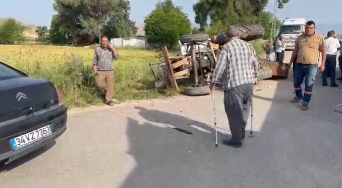 Hatay’ın Kırıkhan ilçesinde tırla çarpışarak devrilen traktörün sürücüsü yaralandı. Kaza,