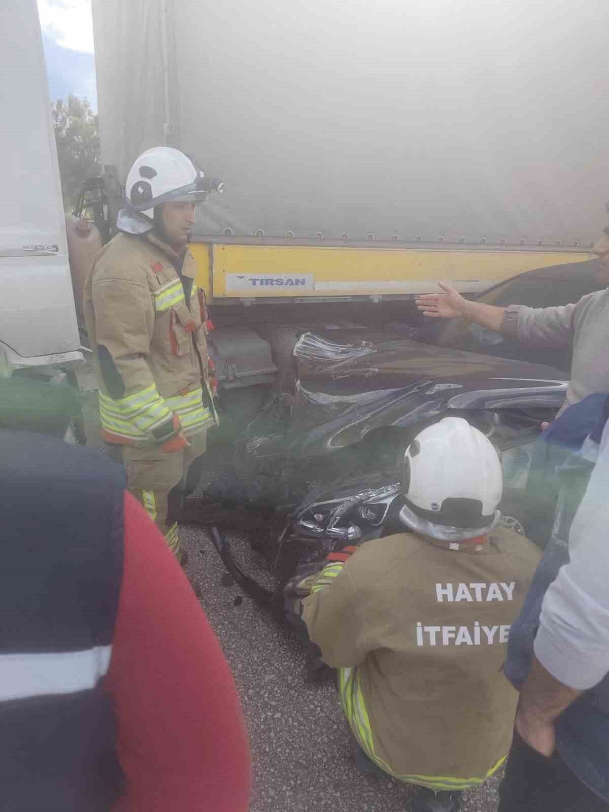 Hatay’ın Kırıkhan ilçesinde tırla çarpışarak hurdaya dönen otomobilin sürücüsü yaralandı.