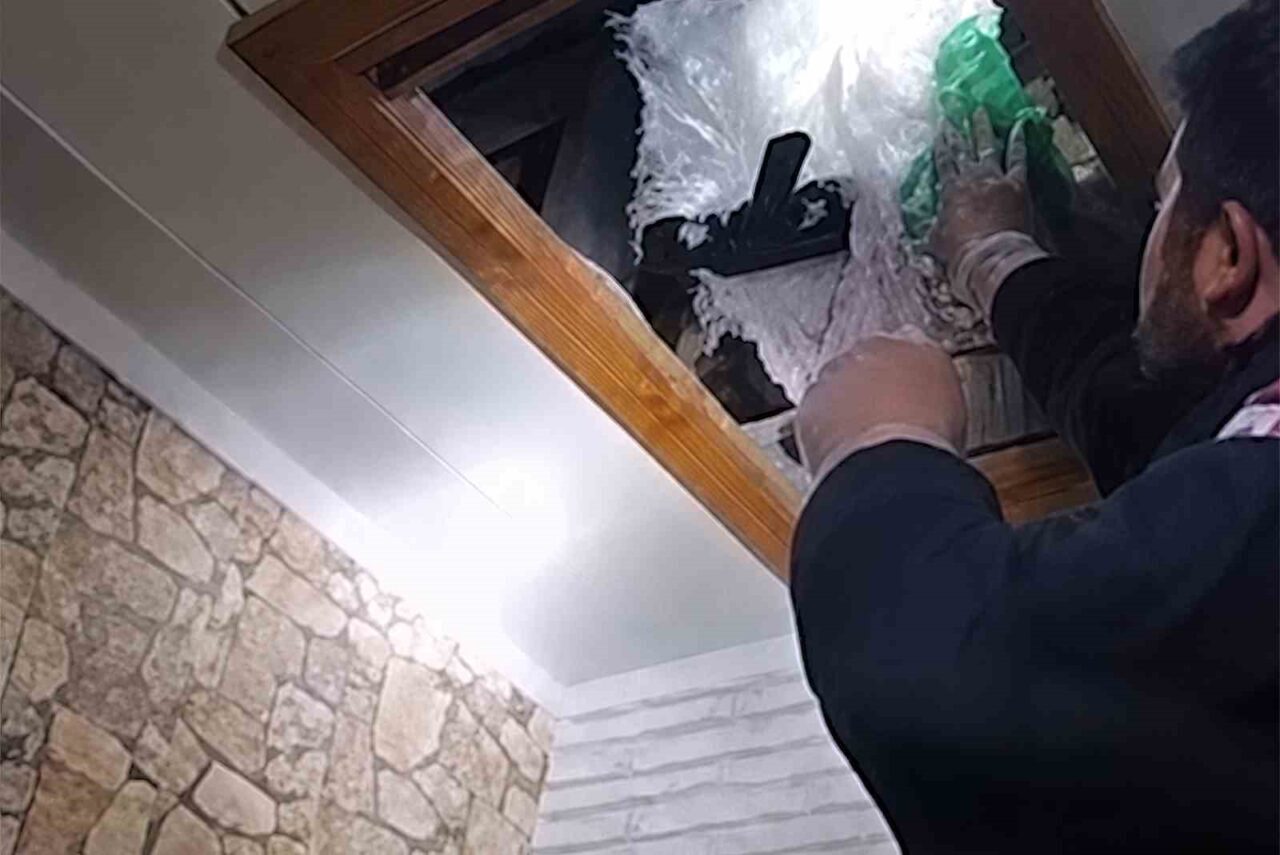 Kırıkkale’de polis ekiplerince düzenlenen operasyonda, evin çatı kısmında çuval içerisinde