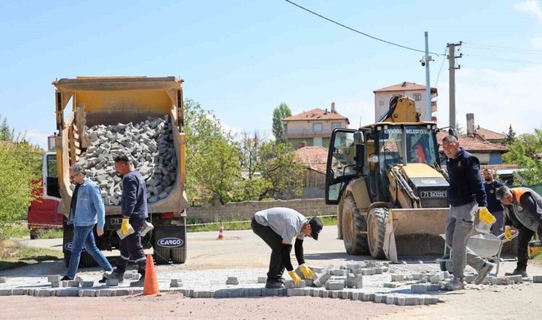 Kırıkkale Belediyesi tarafından şehir genelinde sürdürülen kilit parke ve asfalt