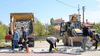 Kırıkkale Belediyesi tarafından şehir genelinde sürdürülen kilit parke ve asfalt