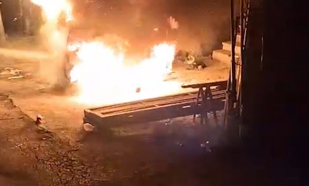 Kırıkkale’de park halindeki otomobil çıkan yangında kullanılamaz hale geldi. Yangın,