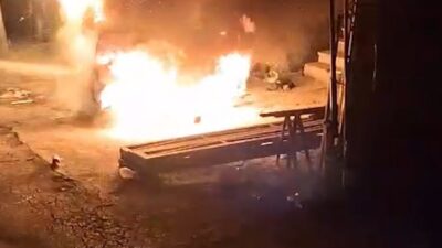Kırıkkale’de park halindeki otomobil çıkan yangında kullanılamaz hale geldi. Yangın,