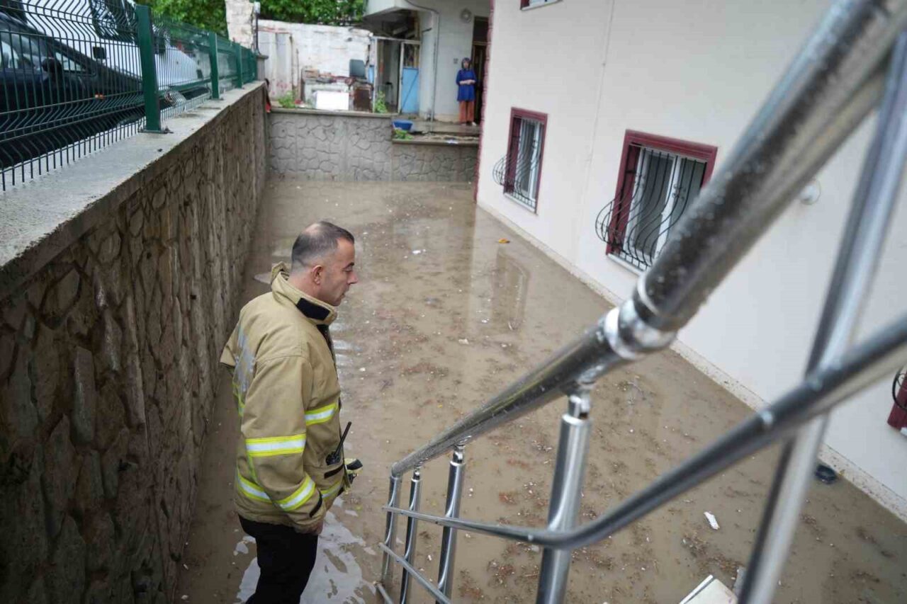 Kırıkkale’de etkili olan sağanak yağış hayatı olumsuz etkiledi. Aniden bastıran
