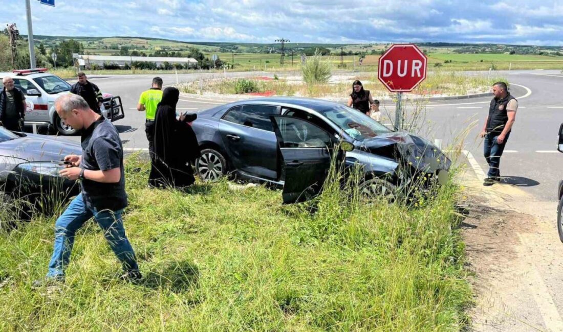 Kırklareli’nin Vize ilçesinde iki otomobilin çarpışması sonucu meydana gelen trafik