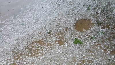 Kırklareli merkez ilçeye bağlı Dokuzhöyük köyünde etkili olan dolu yağışı,