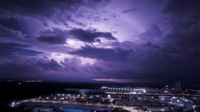 Kırklareli’nde gece aralıklarla sağanak etkili olurken, bulutların arkasından kendini gösteren