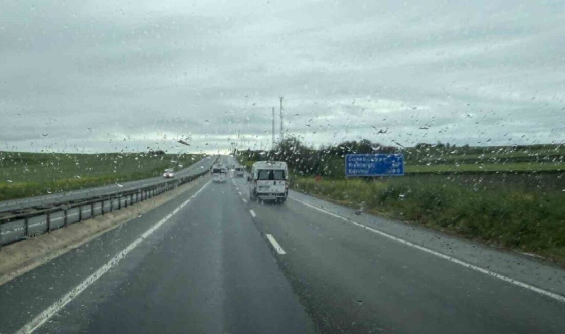 Kırklareli’ne etkili olan yağmur yağışı günlük hayatı olumsuz etkilerken, araç