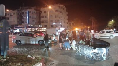 Antalya’da kırmızı ışık ihlali yapan 3 tekerlekli motosiklet ile otomobilin