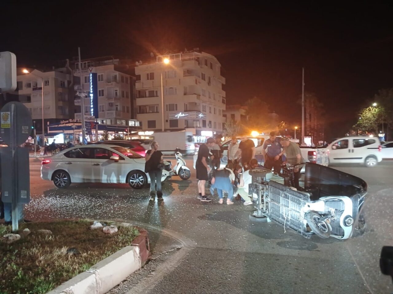 Antalya’da kırmızı ışık ihlali yapan 3 tekerlekli motosiklet ile otomobilin