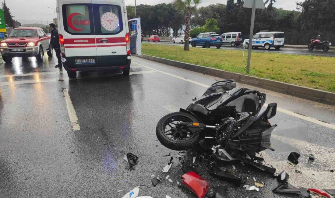 Aydın’ın Kuşadası ilçesinde yağışlı havada meydana gelen trafik kazasında, kırmızı