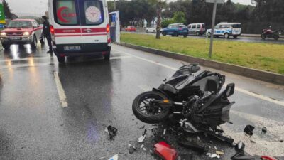 Aydın’ın Kuşadası ilçesinde yağışlı havada meydana gelen trafik kazasında, kırmızı