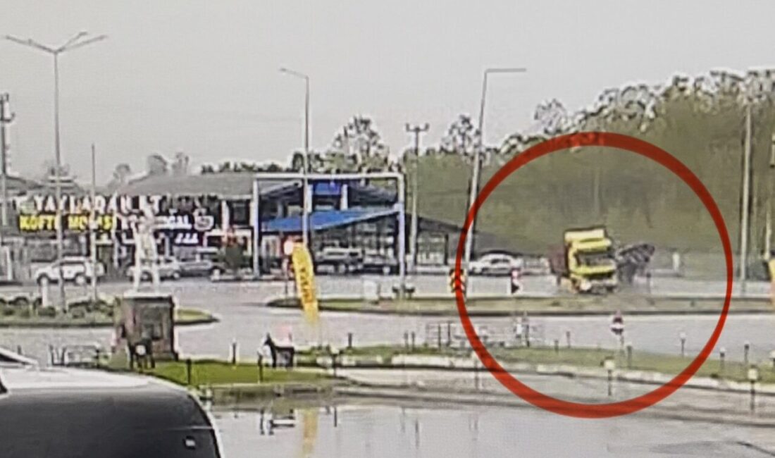 Samsun’un Terme ilçesinde kırmızı ışıkta durmaya çalışan demir yüklü tırın