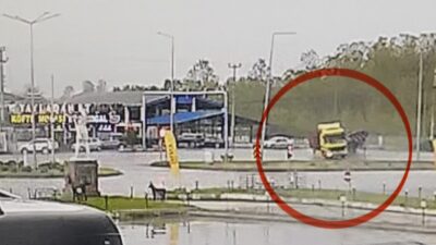 Samsun’un Terme ilçesinde kırmızı ışıkta durmaya çalışan demir yüklü tırın
