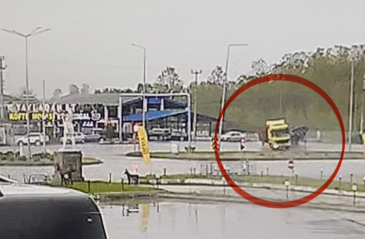 Samsun’un Terme ilçesinde kırmızı ışıkta durmaya çalışan demir yüklü tırın