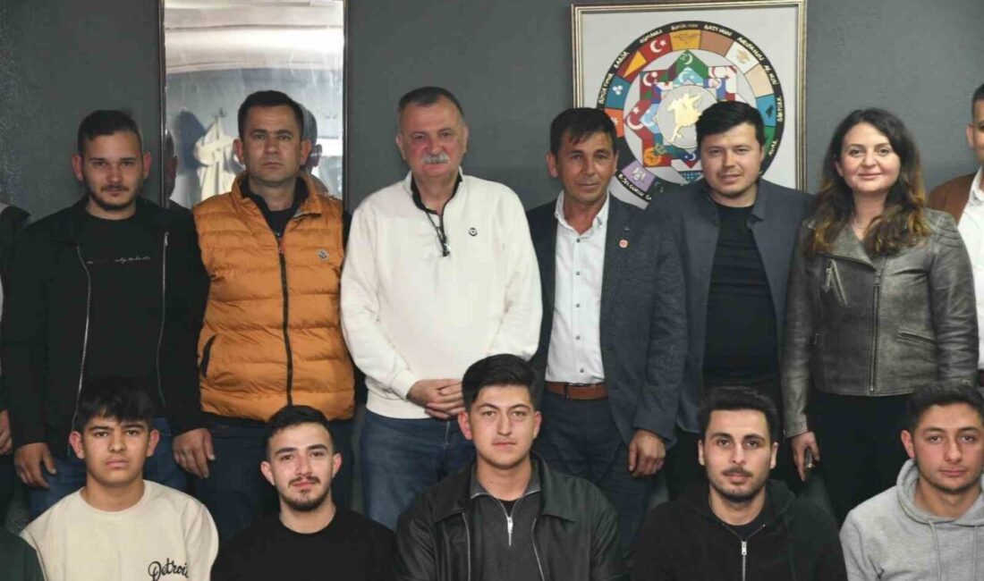 Yunusemre Belediye Başkanı Semih Balaban, Akçaköy Mahallesi’nde gençlerle bir araya