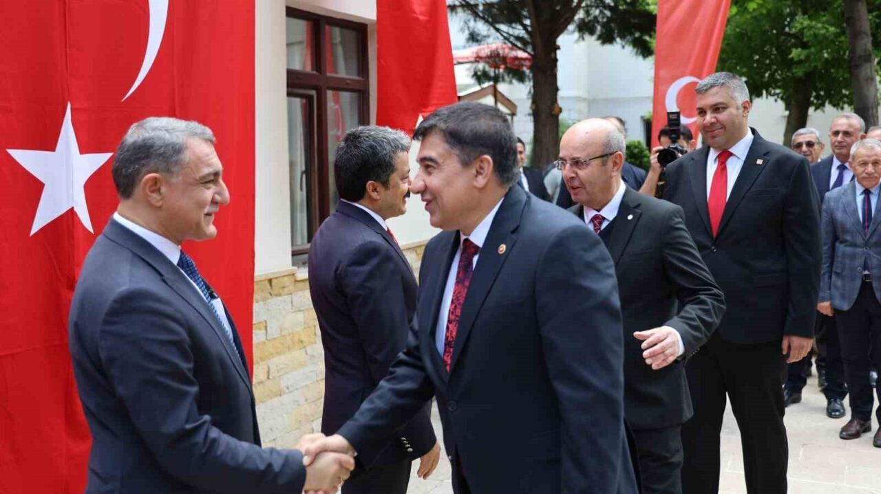 Kırşehir’de Kurban Bayramı dolayısıyla valilik himayesinde İl Jandarma Komutanlığı’nda bayramlaşma