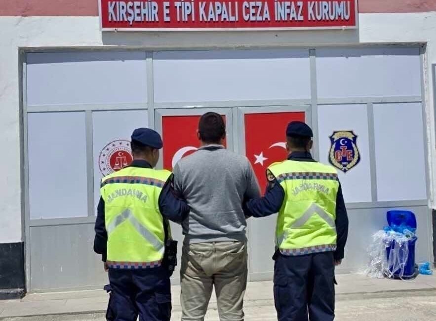 Kırşehir’de jandarma tarafından düzenlenen operasyonda, hakkında kesinleşmiş 8 yıl 4
