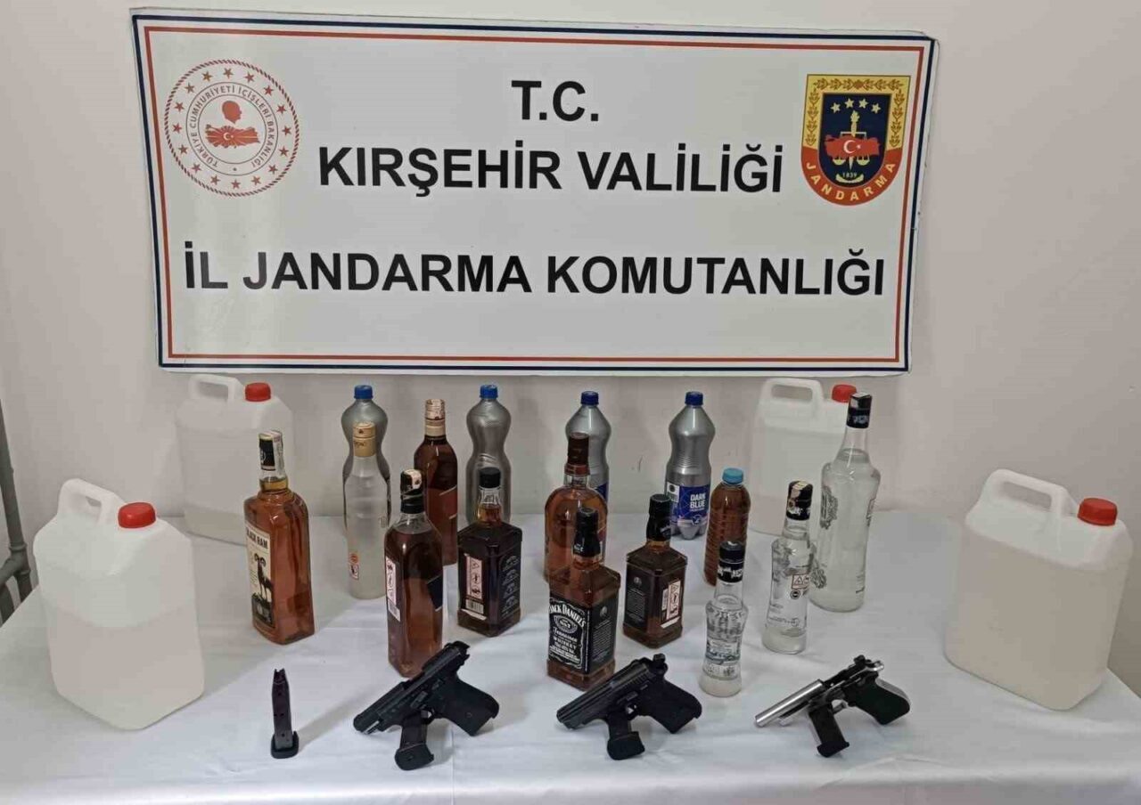 Kırşehir’de jandarma ekipleri tarafından yapılan çalışmalarda, 45 litre kaçak alkol