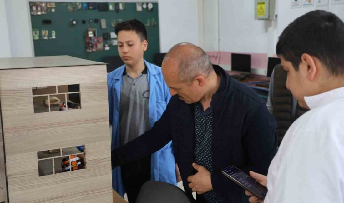 Kırşehir Endüstri ve Mesleki Teknik Anadolu Lisesi elektrik bölümü öğrencileri,