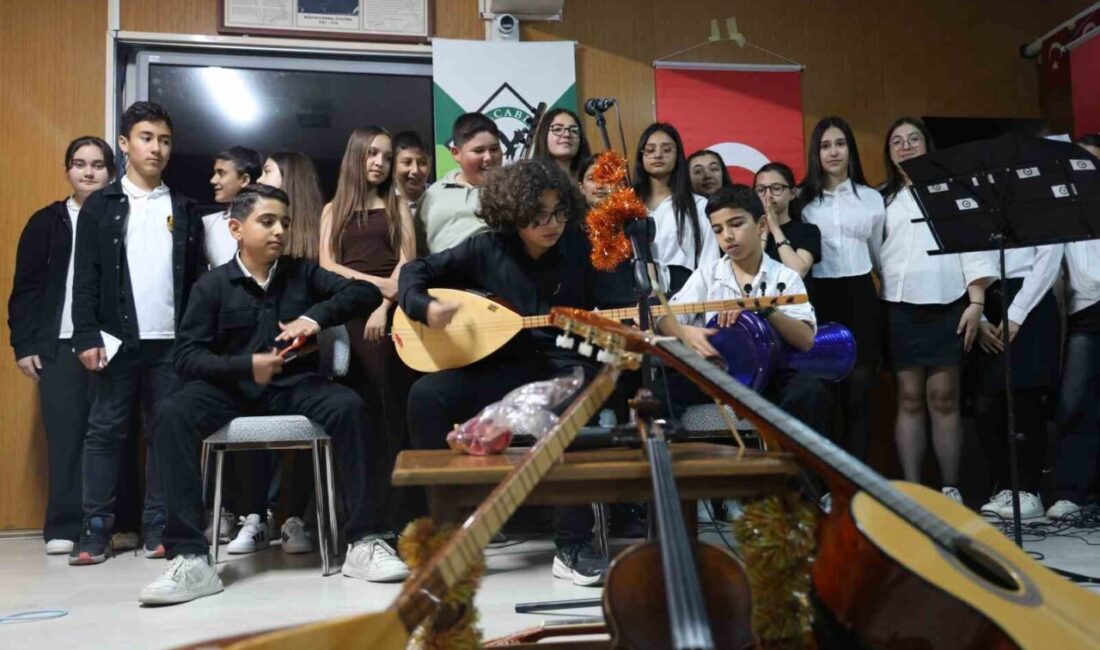 Kırşehir’de Cacabey Ortaokulu tarafından düzenlenen ’Cacabey Çalıp Söylüyor’ adlı müzik