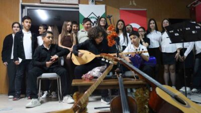 Kırşehir’de Cacabey Ortaokulu tarafından düzenlenen ’Cacabey Çalıp Söylüyor’ adlı müzik