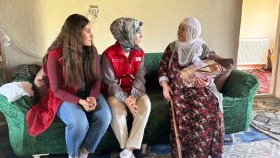 Kızılay Muradiye Şubesi gönüllüleri tarafından ilçede yaşayan annelere yönelik Anneler