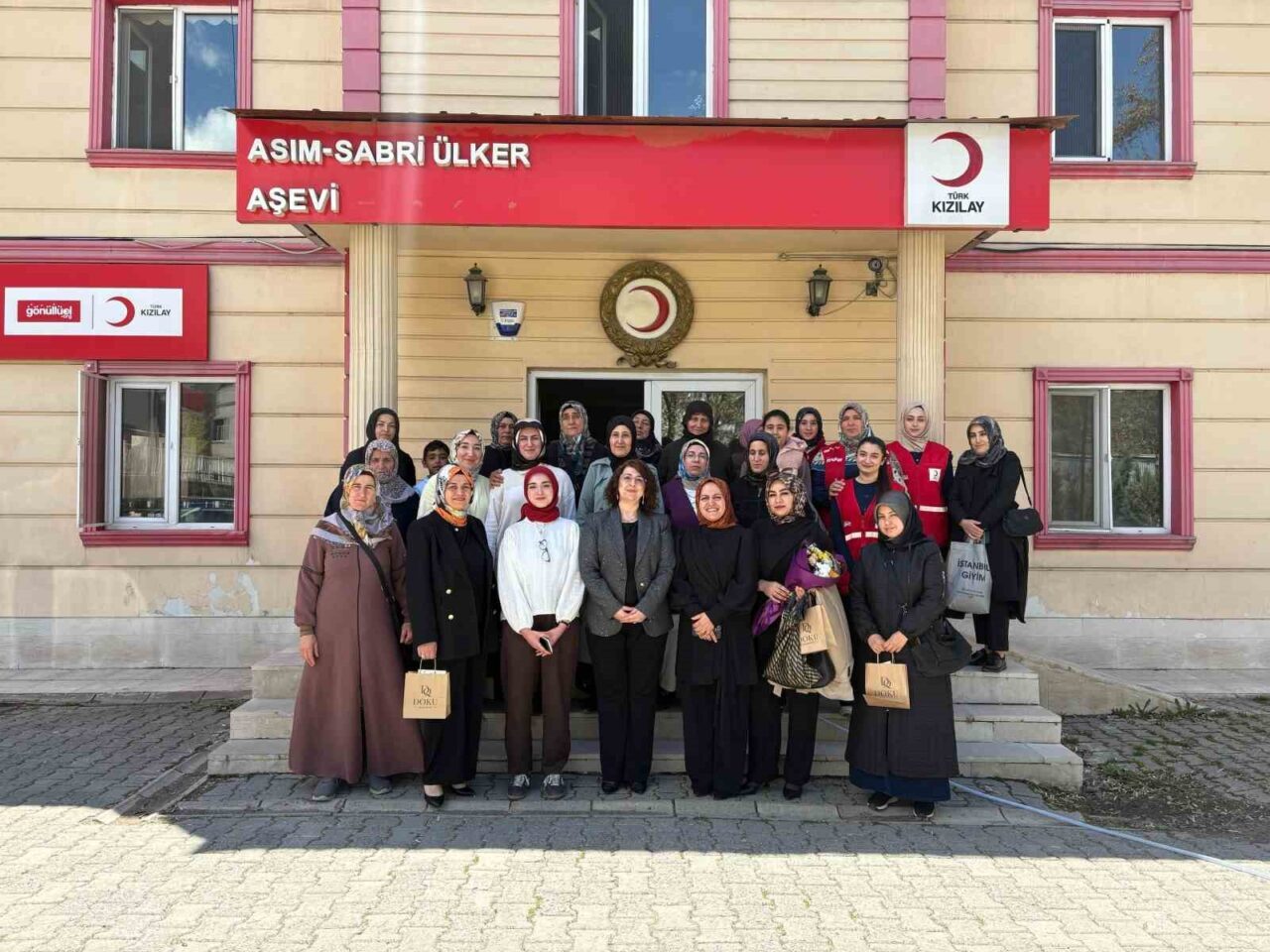Türk Kızılayı Ağrı Kadın Kolları Gönüllüleri tarafından Anneler Günü kapsamında