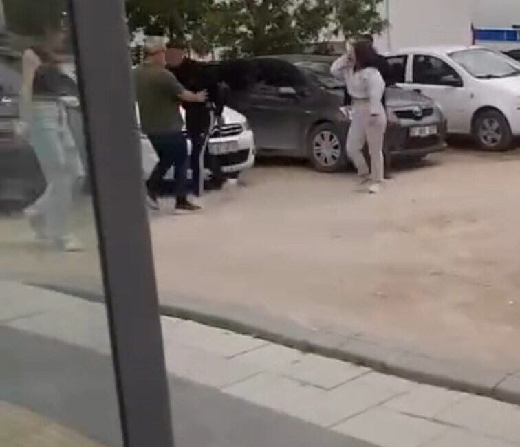 Afyonkarahisar’da 3 kız arasında yaşanan kavgayı ayırmak isteyen yaşlı bir