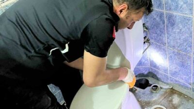 Nevşehir’de banyoda açık bırakılan klozete düşen yavru kedi, itfaiye ekiplerinin