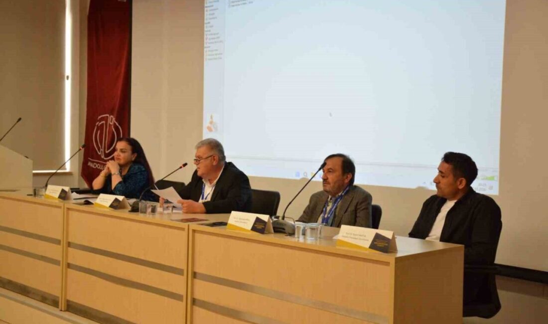 Anadolu Üniversitesi Edebiyat Fakültesi tarafından Edebiyat Fakültesi Konferans Salonunda “Edebiyat-Siyaset-Felsefe