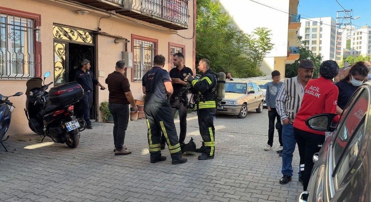 Kocaeli’nin İzmit ilçesinde komşuların kötü koku ihbarı üzerine itfaiye ekiplerinin