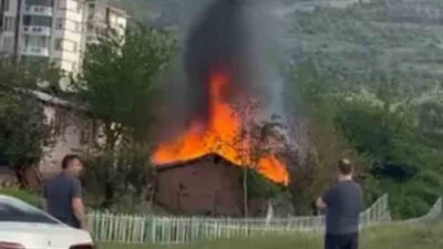 Kocaeli’nin Derince ilçesinde tek katlı evde çıkan yangın itfaiye ekiplerince