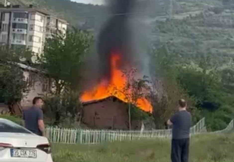 Kocaeli’nin Derince ilçesinde tek katlı evde çıkan yangın itfaiye ekiplerince