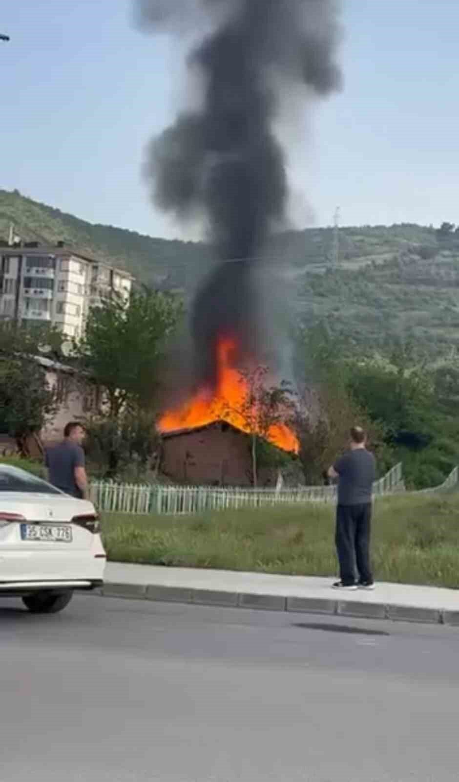 Kocaeli’nin Derince ilçesinde tek katlı evde çıkan yangın itfaiye ekiplerince