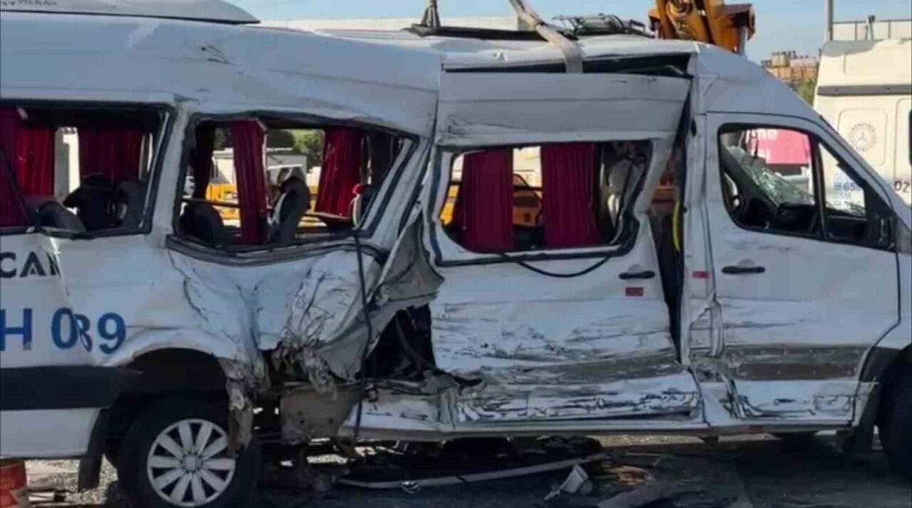 Kocaeli’nin Çayırova ilçesinde işçi servisi ile tırın çarpışması sonucu meydana
