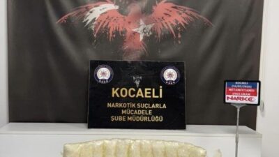 Kocaeli’nin İzmit ilçesinde durdurulan yolcu otobüsündeki aramada, vücutlarına sarılı vaziyette