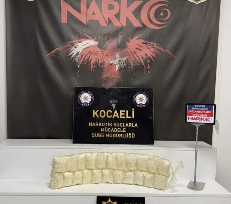 Kocaeli’nin İzmit ilçesinde durdurulan yolcu otobüsündeki aramada, vücutlarına sarılı vaziyette