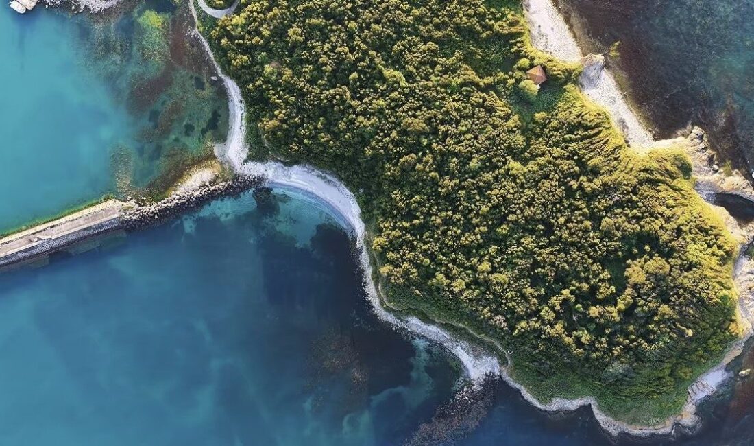 Kocaeli’nin önemli turizm destinasyonlarından Kandıra’da bulunan Kerpe Kayalıkları, Kefken Adası